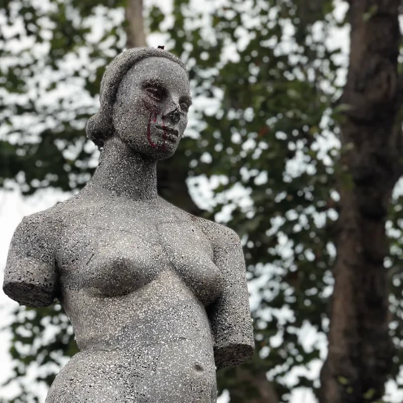 Vista lateral de la escultura Torso de René Samuel Román