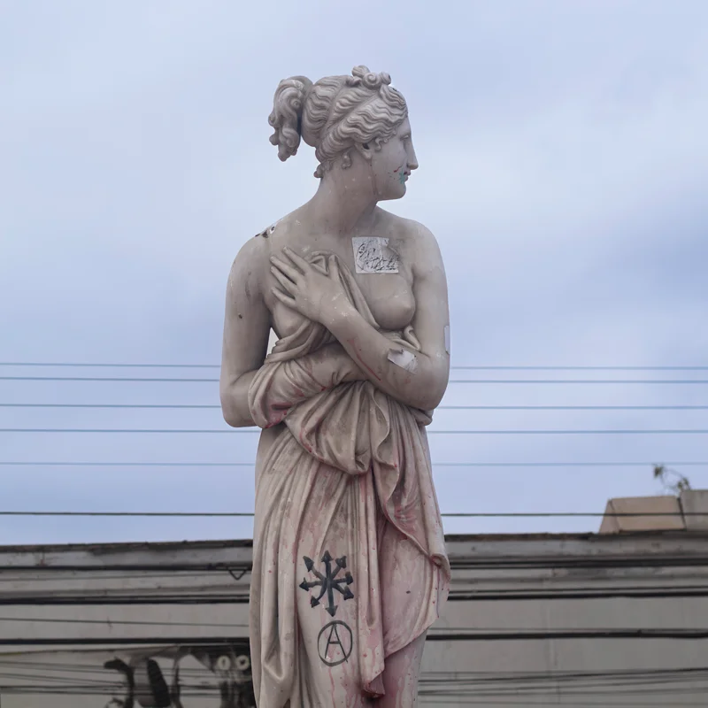 Vista frontal de Venus Itálica con grafitis pintados sobre la figura